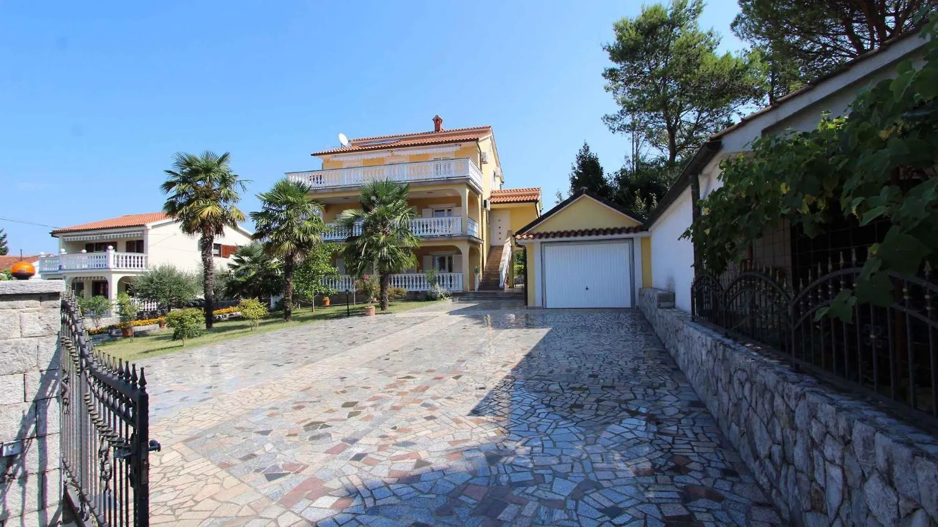 Two-Bedroom Apartment In Malinska III 0*,  كرواتيا